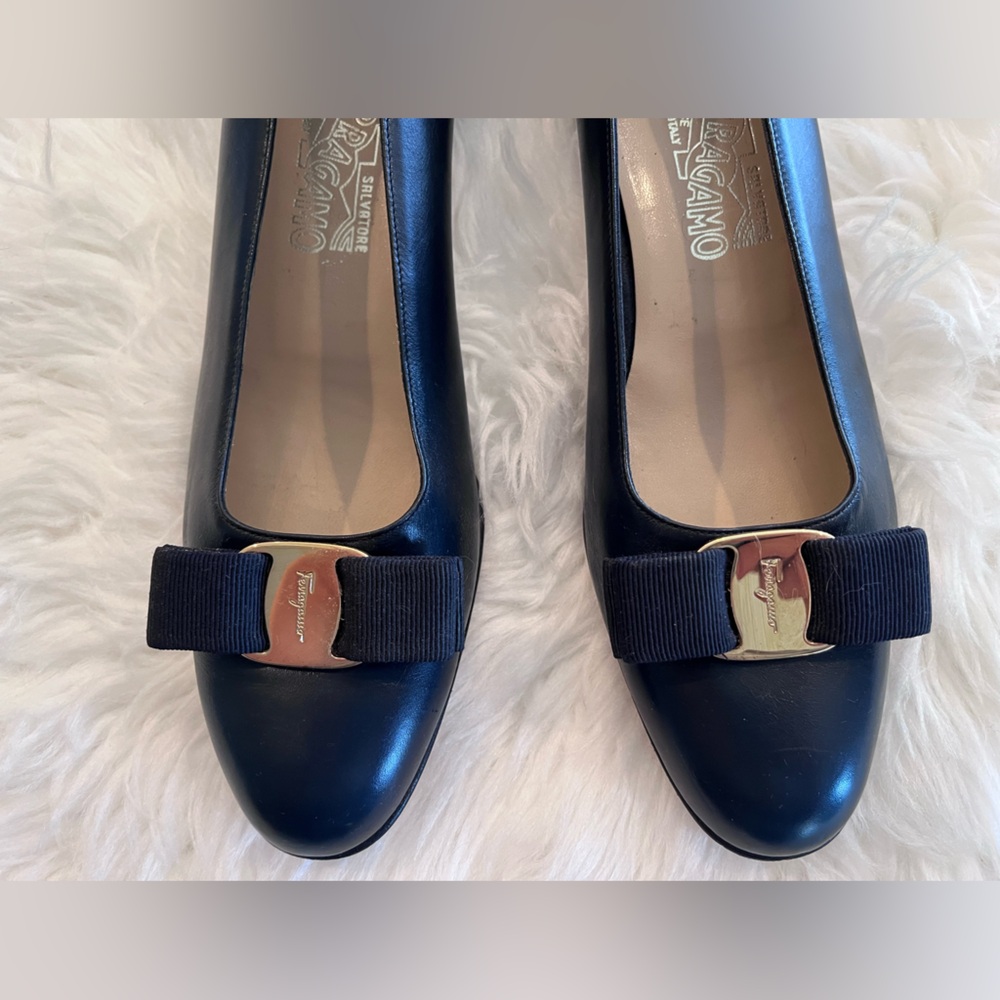 VTG Salvatore Ferragamo Women’s 9.5 3A Narrow/Slim Navy Blue Vara Leather Pumps - Picture 5 of 11